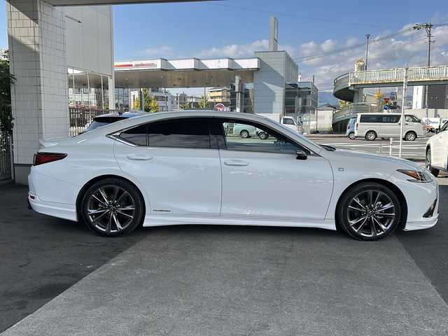 レクサス ＥＳ 300h Fスポーツ 京都府 2021(令3)年 8.9万km ホワイトノーヴァガラスフレーク 純正12.3インチディスプレイナビ/アラウンドビューモニター/Miracast/Bluetooth/TRDエアロ/TRDスポーツマフラー/サンルーフ/3眼LEDヘッドライト/デジタルアウターミラー/デジタルインナーミラー/メモリーパワーシート/シートヒーター＆ベンチレーション/ステアリングヒーター/ワイヤレス充電/パドルシフト/ドラレコ前後/レクサスセーフティーセンス/ブラインドスポットモニター/ヘッドアップディスプレイ/クリアランスソナー/レーンキープアシスト/パーキングサポートアラート/ブレーキホールド/ETC2.0/アイドリングストップ