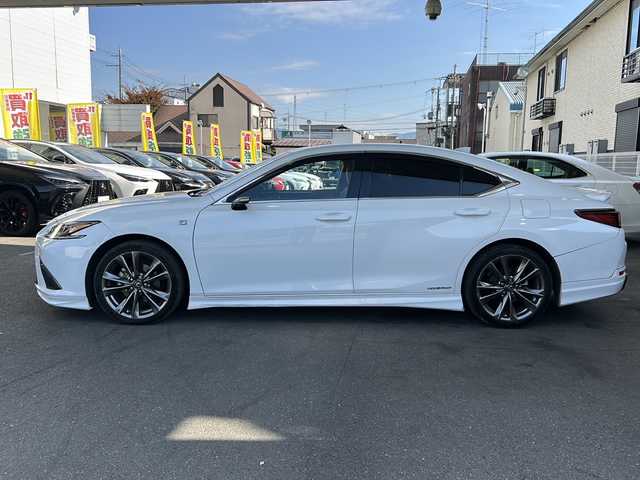 レクサス ＥＳ 300h Fスポーツ 京都府 2021(令3)年 8.9万km ホワイトノーヴァガラスフレーク 純正12.3インチディスプレイナビ/アラウンドビューモニター/Miracast/Bluetooth/TRDエアロ/TRDスポーツマフラー/サンルーフ/3眼LEDヘッドライト/デジタルアウターミラー/デジタルインナーミラー/メモリーパワーシート/シートヒーター＆ベンチレーション/ステアリングヒーター/ワイヤレス充電/パドルシフト/ドラレコ前後/レクサスセーフティーセンス/ブラインドスポットモニター/ヘッドアップディスプレイ/クリアランスソナー/レーンキープアシスト/パーキングサポートアラート/ブレーキホールド/ETC2.0/アイドリングストップ