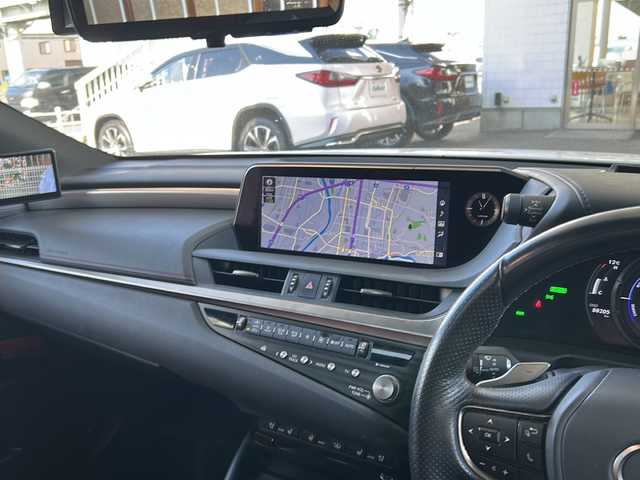 レクサス ＥＳ 300h Fスポーツ 京都府 2021(令3)年 8.9万km ホワイトノーヴァガラスフレーク 純正12.3インチディスプレイナビ/アラウンドビューモニター/Miracast/Bluetooth/TRDエアロ/TRDスポーツマフラー/サンルーフ/3眼LEDヘッドライト/デジタルアウターミラー/デジタルインナーミラー/メモリーパワーシート/シートヒーター＆ベンチレーション/ステアリングヒーター/ワイヤレス充電/パドルシフト/ドラレコ前後/レクサスセーフティーセンス/ブラインドスポットモニター/ヘッドアップディスプレイ/クリアランスソナー/レーンキープアシスト/パーキングサポートアラート/ブレーキホールド/ETC2.0/アイドリングストップ