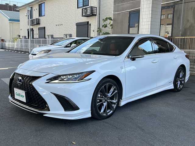 レクサス ＥＳ 300h Fスポーツ 京都府 2021(令3)年 8.9万km ホワイトノーヴァガラスフレーク 純正12.3インチディスプレイナビ/アラウンドビューモニター/Miracast/Bluetooth/TRDエアロ/TRDスポーツマフラー/サンルーフ/3眼LEDヘッドライト/デジタルアウターミラー/デジタルインナーミラー/メモリーパワーシート/シートヒーター＆ベンチレーション/ステアリングヒーター/ワイヤレス充電/パドルシフト/ドラレコ前後/レクサスセーフティーセンス/ブラインドスポットモニター/ヘッドアップディスプレイ/クリアランスソナー/レーンキープアシスト/パーキングサポートアラート/ブレーキホールド/ETC2.0/アイドリングストップ