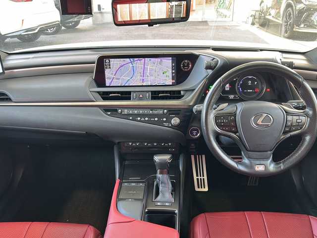 レクサス ＥＳ 300h Fスポーツ 京都府 2021(令3)年 8.9万km ホワイトノーヴァガラスフレーク 純正12.3インチディスプレイナビ/アラウンドビューモニター/Miracast/Bluetooth/TRDエアロ/TRDスポーツマフラー/サンルーフ/3眼LEDヘッドライト/デジタルアウターミラー/デジタルインナーミラー/メモリーパワーシート/シートヒーター＆ベンチレーション/ステアリングヒーター/ワイヤレス充電/パドルシフト/ドラレコ前後/レクサスセーフティーセンス/ブラインドスポットモニター/ヘッドアップディスプレイ/クリアランスソナー/レーンキープアシスト/パーキングサポートアラート/ブレーキホールド/ETC2.0/アイドリングストップ