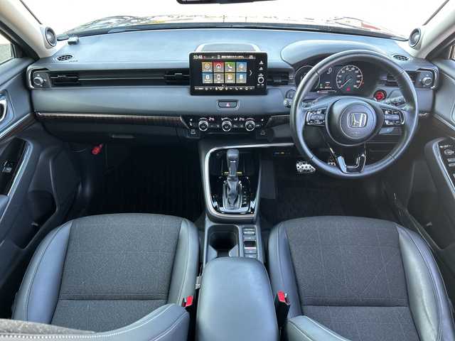 ホンダ ヴェゼル ハイブリッド e:HEV Z 岐阜県 2023(令5)年 2.6万km クリスタルブラックパール 登録時走行距離25711ｋｍ/純正ディスプレイナビ/全方位カメラ/デジタルインナーミラー/ハーフレザー/クルーズコントロール/ステアリングヒーター/コーナーセンサー/純正アルミホイール/シートヒーター/電動リアゲート/衝突軽減システム/Bluetooth/USB端子/ETC2.0/前後純正ドライブレコーダー/ウィンカーミラー/純正フロアマット/オートライト/オートハイビーム/LEDヘッドライト/レーンキープアシスト/スマートキー/スペアキー/プッシュスタート/保証書/取り扱い説明書/記録簿