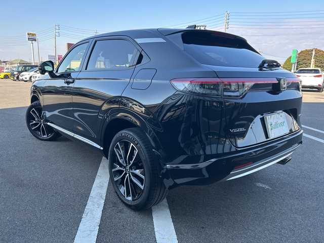 ホンダ ヴェゼル ハイブリッド e:HEV Z 岐阜県 2023(令5)年 2.6万km クリスタルブラックパール 登録時走行距離25711ｋｍ/純正ディスプレイナビ/全方位カメラ/デジタルインナーミラー/ハーフレザー/クルーズコントロール/ステアリングヒーター/コーナーセンサー/純正アルミホイール/シートヒーター/電動リアゲート/衝突軽減システム/Bluetooth/USB端子/ETC2.0/前後純正ドライブレコーダー/ウィンカーミラー/純正フロアマット/オートライト/オートハイビーム/LEDヘッドライト/レーンキープアシスト/スマートキー/スペアキー/プッシュスタート/保証書/取り扱い説明書/記録簿