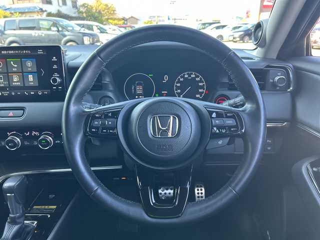 ホンダ ヴェゼル ハイブリッド e:HEV Z 岐阜県 2023(令5)年 2.6万km クリスタルブラックパール 登録時走行距離25711ｋｍ/純正ディスプレイナビ/全方位カメラ/デジタルインナーミラー/ハーフレザー/クルーズコントロール/ステアリングヒーター/コーナーセンサー/純正アルミホイール/シートヒーター/電動リアゲート/衝突軽減システム/Bluetooth/USB端子/ETC2.0/前後純正ドライブレコーダー/ウィンカーミラー/純正フロアマット/オートライト/オートハイビーム/LEDヘッドライト/レーンキープアシスト/スマートキー/スペアキー/プッシュスタート/保証書/取り扱い説明書/記録簿