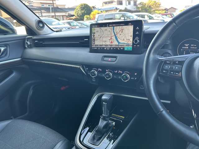 ホンダ ヴェゼル ハイブリッド e:HEV Z 岐阜県 2023(令5)年 2.6万km クリスタルブラックパール 登録時走行距離25711ｋｍ/純正ディスプレイナビ/全方位カメラ/デジタルインナーミラー/ハーフレザー/クルーズコントロール/ステアリングヒーター/コーナーセンサー/純正アルミホイール/シートヒーター/電動リアゲート/衝突軽減システム/Bluetooth/USB端子/ETC2.0/前後純正ドライブレコーダー/ウィンカーミラー/純正フロアマット/オートライト/オートハイビーム/LEDヘッドライト/レーンキープアシスト/スマートキー/スペアキー/プッシュスタート/保証書/取り扱い説明書/記録簿