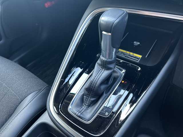 ホンダ ヴェゼル ハイブリッド e:HEV Z 岐阜県 2023(令5)年 2.6万km クリスタルブラックパール 登録時走行距離25711ｋｍ/純正ディスプレイナビ/全方位カメラ/デジタルインナーミラー/ハーフレザー/クルーズコントロール/ステアリングヒーター/コーナーセンサー/純正アルミホイール/シートヒーター/電動リアゲート/衝突軽減システム/Bluetooth/USB端子/ETC2.0/前後純正ドライブレコーダー/ウィンカーミラー/純正フロアマット/オートライト/オートハイビーム/LEDヘッドライト/レーンキープアシスト/スマートキー/スペアキー/プッシュスタート/保証書/取り扱い説明書/記録簿