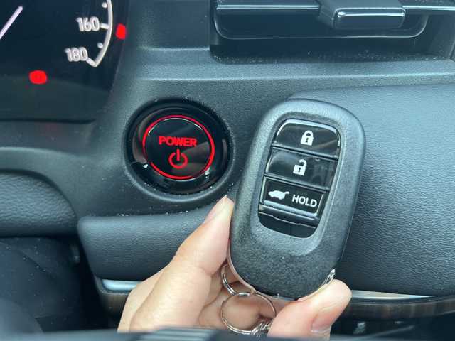 ホンダ ヴェゼル ハイブリッド e:HEV Z 岐阜県 2023(令5)年 2.6万km クリスタルブラックパール 登録時走行距離25711ｋｍ/純正ディスプレイナビ/全方位カメラ/デジタルインナーミラー/ハーフレザー/クルーズコントロール/ステアリングヒーター/コーナーセンサー/純正アルミホイール/シートヒーター/電動リアゲート/衝突軽減システム/Bluetooth/USB端子/ETC2.0/前後純正ドライブレコーダー/ウィンカーミラー/純正フロアマット/オートライト/オートハイビーム/LEDヘッドライト/レーンキープアシスト/スマートキー/スペアキー/プッシュスタート/保証書/取り扱い説明書/記録簿