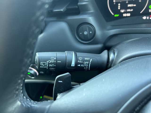 ホンダ ヴェゼル ハイブリッド e:HEV Z 岐阜県 2023(令5)年 2.6万km クリスタルブラックパール 登録時走行距離25711ｋｍ/純正ディスプレイナビ/全方位カメラ/デジタルインナーミラー/ハーフレザー/クルーズコントロール/ステアリングヒーター/コーナーセンサー/純正アルミホイール/シートヒーター/電動リアゲート/衝突軽減システム/Bluetooth/USB端子/ETC2.0/前後純正ドライブレコーダー/ウィンカーミラー/純正フロアマット/オートライト/オートハイビーム/LEDヘッドライト/レーンキープアシスト/スマートキー/スペアキー/プッシュスタート/保証書/取り扱い説明書/記録簿