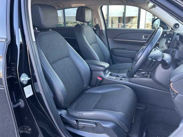 ホンダ ヴェゼル ハイブリッド e:HEV Z 岐阜県 2023(令5)年 2.6万km クリスタルブラックパール 登録時走行距離25711ｋｍ/純正ディスプレイナビ/全方位カメラ/デジタルインナーミラー/ハーフレザー/クルーズコントロール/ステアリングヒーター/コーナーセンサー/純正アルミホイール/シートヒーター/電動リアゲート/衝突軽減システム/Bluetooth/USB端子/ETC2.0/前後純正ドライブレコーダー/ウィンカーミラー/純正フロアマット/オートライト/オートハイビーム/LEDヘッドライト/レーンキープアシスト/スマートキー/スペアキー/プッシュスタート/保証書/取り扱い説明書/記録簿