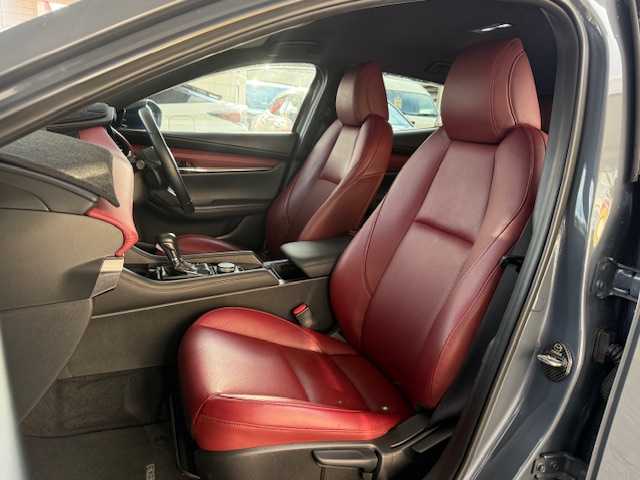 マツダ マツダ３ファストバック 20S バーガンディセレクション 大阪府 2019(令1)年 1.9万km ポリメタルグレーM /バーガンディーレザー//純正オプションSIGNATURE　STYLEエアロ(F・S・R・リアルーフスポイラー)//純正オプションBBS製鍛造18インチアルミホイール//純正オプションイルミネーションスカッフ//純正オプションフットランプイルミ//純正オプションスポーツペダル//純正SDナビ/・フルセグTV・CD・DVD・BT・USB・HDMI//BOSEサウンドシステム//フロント・サイド・バックカメラ//全方位カメラ//前席シートヒーター//運転席メモリー付パワーシート//ステアリングヒーター//レーダークルーズコントロール//ブラインドスポットモニター//レーンキープアシスト//LEDヘッドライト//オートハイビーム//保証書//取扱説明書//スペアキー