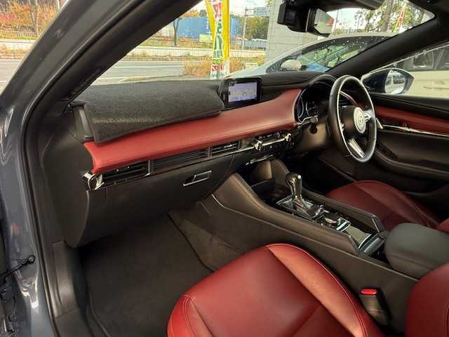 マツダ マツダ３ファストバック 20S バーガンディセレクション 大阪府 2019(令1)年 1.9万km ポリメタルグレーM /バーガンディーレザー//純正オプションSIGNATURE　STYLEエアロ(F・S・R・リアルーフスポイラー)//純正オプションBBS製鍛造18インチアルミホイール//純正オプションイルミネーションスカッフ//純正オプションフットランプイルミ//純正オプションスポーツペダル//純正SDナビ/・フルセグTV・CD・DVD・BT・USB・HDMI//BOSEサウンドシステム//フロント・サイド・バックカメラ//全方位カメラ//前席シートヒーター//運転席メモリー付パワーシート//ステアリングヒーター//レーダークルーズコントロール//ブラインドスポットモニター//レーンキープアシスト//LEDヘッドライト//オートハイビーム//保証書//取扱説明書//スペアキー