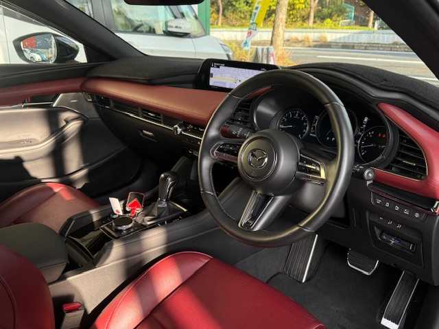 マツダ マツダ３ファストバック 20S バーガンディセレクション 大阪府 2019(令1)年 1.9万km ポリメタルグレーM /バーガンディーレザー//純正オプションSIGNATURE　STYLEエアロ(F・S・R・リアルーフスポイラー)//純正オプションBBS製鍛造18インチアルミホイール//純正オプションイルミネーションスカッフ//純正オプションフットランプイルミ//純正オプションスポーツペダル//純正SDナビ/・フルセグTV・CD・DVD・BT・USB・HDMI//BOSEサウンドシステム//フロント・サイド・バックカメラ//全方位カメラ//前席シートヒーター//運転席メモリー付パワーシート//ステアリングヒーター//レーダークルーズコントロール//ブラインドスポットモニター//レーンキープアシスト//LEDヘッドライト//オートハイビーム//保証書//取扱説明書//スペアキー