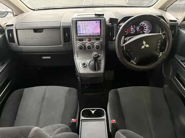 三菱 デリカＤ：５ G－Power package 東京都 2010(平22)年 18.8万km ディープシーグリーンマイカ 4WD/パワースライドドア（運転席側/助手席側）/HDDナビ/フルセグテレビ/ABS/横滑り防止装置/盗難防止装置/バックカメラ/クルーズコントロール/ドアバイザー/ルーフキャリア/後席カーテン付/開口部長方形フロントバンパー/シルバーフロントアンダーカバー/ボディ同色ドアミラー（電動格納機能/ウインカー/ヒーター付）/ボディ同色アウトサイドドアハンドル/レッドバックドアガーニッシュ/メッキインサイドドアハンドル/無塗装ドアスイッチベース/無塗装グローブボックス/シルバーセンターパネル/ハイコントラストメーター（自発光式アナログメーター）マルチインフォメーションディスプレイ/ステアリングホイール/パドルシフト/SRSエアバッグ（運転席/助手席/ニー）/オートエアコン/リアクーラー/リアヒーター/3列目ヒーターダクト/キーレスオペレーションシステム
