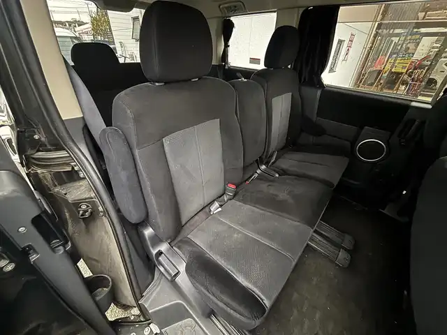 三菱 デリカＤ：５ G－Power package 東京都 2010(平22)年 18.8万km ディープシーグリーンマイカ 4WD/パワースライドドア（運転席側/助手席側）/HDDナビ/フルセグテレビ/ABS/横滑り防止装置/盗難防止装置/バックカメラ/クルーズコントロール/ドアバイザー/ルーフキャリア/後席カーテン付/開口部長方形フロントバンパー/シルバーフロントアンダーカバー/ボディ同色ドアミラー（電動格納機能/ウインカー/ヒーター付）/ボディ同色アウトサイドドアハンドル/レッドバックドアガーニッシュ/メッキインサイドドアハンドル/無塗装ドアスイッチベース/無塗装グローブボックス/シルバーセンターパネル/ハイコントラストメーター（自発光式アナログメーター）マルチインフォメーションディスプレイ/ステアリングホイール/パドルシフト/SRSエアバッグ（運転席/助手席/ニー）/オートエアコン/リアクーラー/リアヒーター/3列目ヒーターダクト/キーレスオペレーションシステム