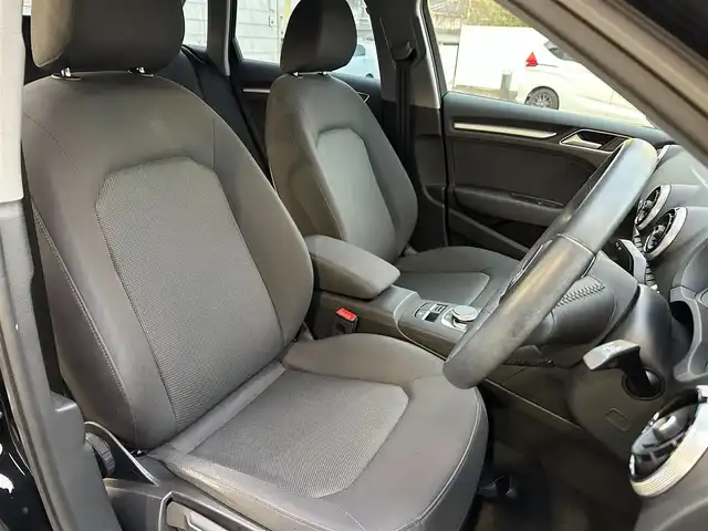 アウディ Ａ３ スポーツバック 1．4 TFSI 埼玉県 2017(平29)年 3万km ミトスブラックメタリック ワンオーナー/純正ナビ/フルセグTV/CD/DVD/Bluetooth/バックカメラ/ETC/横滑り防止機能/コーナーセンサー/クルーズコントロール＜追従機能有り＞/パーキングブレーキ/アイドリングストップ/ヘッドライトレベライザー/ドアミラーヒーター/自動防眩ミラー/D席/N席独立エアコン/スペアキーあり/記録簿（H30、H31、R2、R４、R５、R6）