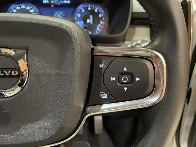 ボルボ ＸＣ４０ T5 AWD インスクリプション 道央・札幌 2018(平30)年 3.5万km クリスタルホワイトP インテリセーフ/・citySafety・ACC・LKA・パイロットアシスト・LCMA・BLIS・CTA・360°カメラ・パークアシストパイロット/harman/kardonサラウンド/本革シート/シートヒーター/純正HDDナビ/フルセグTV/LEDヘッドライト