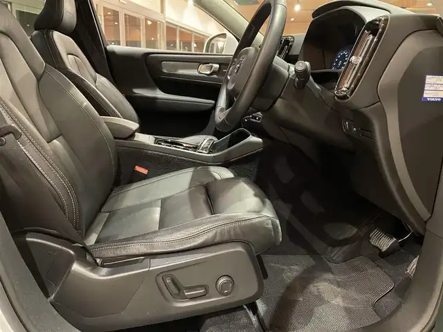 ボルボ ＸＣ４０ T5 AWD インスクリプション 道央・札幌 2018(平30)年 3.5万km クリスタルホワイトP インテリセーフ/・citySafety・ACC・LKA・パイロットアシスト・LCMA・BLIS・CTA・360°カメラ・パークアシストパイロット/harman/kardonサラウンド/本革シート/シートヒーター/純正HDDナビ/フルセグTV/LEDヘッドライト