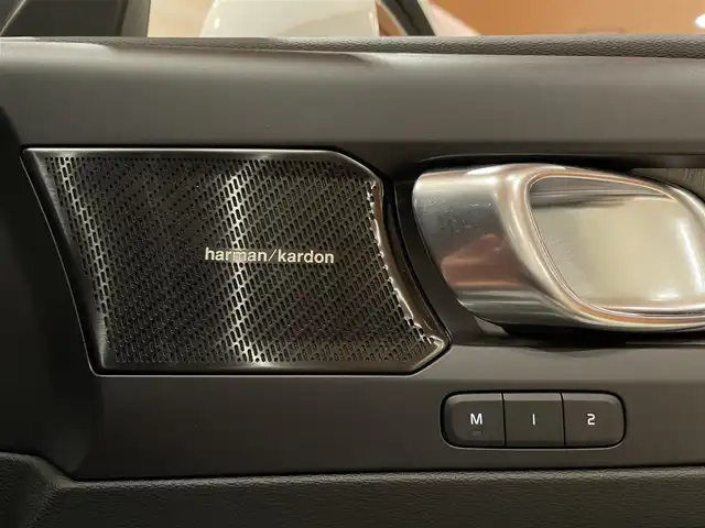 ボルボ ＸＣ４０ T5 AWD インスクリプション 道央・札幌 2018(平30)年 3.5万km クリスタルホワイトP インテリセーフ/・citySafety・ACC・LKA・パイロットアシスト・LCMA・BLIS・CTA・360°カメラ・パークアシストパイロット/harman/kardonサラウンド/本革シート/シートヒーター/純正HDDナビ/フルセグTV/LEDヘッドライト