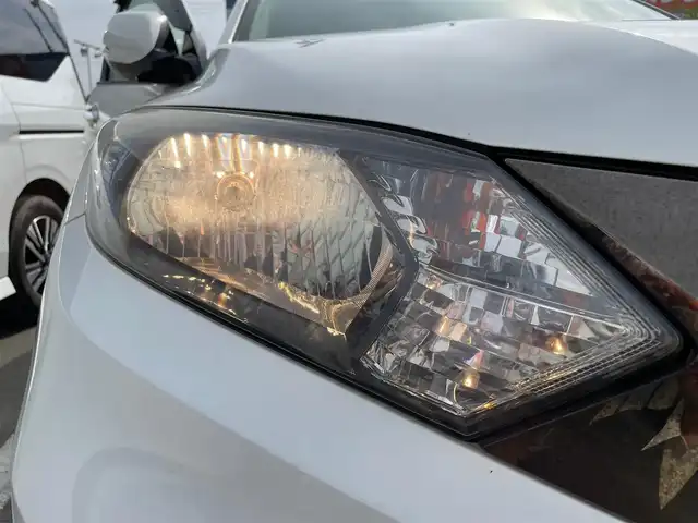 ホンダ ヴェゼル ハイブリッド 大阪府 2017(平29)年 10.5万km ホワイトオーキッドパール 純正ナビ/   フルセグTV/CD/DVD/Bluetooth/USB/衝突軽減/バックモニター/クルーズコントロール/アイドリングストップ/ドライブレコーダー/横滑り防止装置/ステアリングスイッチ/純正フロアマット/プッシュスタート/スマートキー/ビルトインＥＴＣ/禁煙車