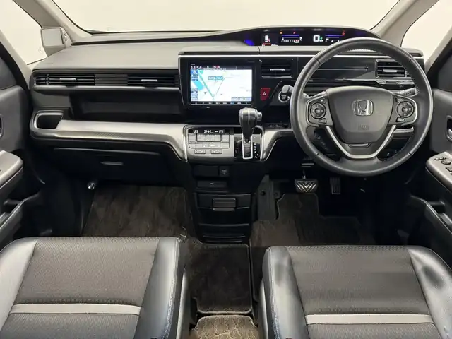 ホンダ ステップワゴン スパーダ クルスピセンシング 三重県 2020(令2)年 5.5万km プラチナホワイトパール ガソリン・ターボ/FF/MTモード付インパネCVT/純正 9インチナビ VXM-207VFNi/（CD/DVD/RADIO/TV/SD/MusicRack/USB/iPod/Bluetooth/HDMI/AppleCarPlay）/純正 11.6インチ 後席モニター VM-185EN/バックカメラ/両側パワースライドドア/ドライブレコーダー 前後/ビルトイン ETC2.0/Honda SENSING/・衝突軽減ブレーキ［CMBS］/・車線維持支援システム［LKAS］/・アダプティブクルーズコントロール［ACC］/・路外逸脱抑制機能/・先行車発進お知らせ機能/・標識認識機能/装備/・ハーフレザーシート/・シートヒーター（D/N）/・トリプルゾーン・フルオートエアコン（D/N/2nd）/・オートライト/・LED ヘッドライト＆フロントフォグランプ/・ステアリングスイッチ/・純正17inAW/・プッシュスタート/・保/取/・スマートキーx2