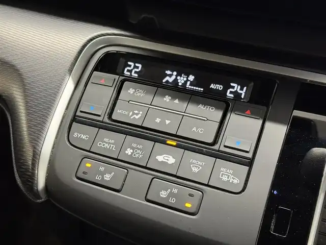 ホンダ ステップワゴン スパーダ クルスピセンシング 三重県 2020(令2)年 5.5万km プラチナホワイトパール ガソリン・ターボ/FF/MTモード付インパネCVT/純正 9インチナビ VXM-207VFNi/（CD/DVD/RADIO/TV/SD/MusicRack/USB/iPod/Bluetooth/HDMI/AppleCarPlay）/純正 11.6インチ 後席モニター VM-185EN/バックカメラ/両側パワースライドドア/ドライブレコーダー 前後/ビルトイン ETC2.0/Honda SENSING/・衝突軽減ブレーキ［CMBS］/・車線維持支援システム［LKAS］/・アダプティブクルーズコントロール［ACC］/・路外逸脱抑制機能/・先行車発進お知らせ機能/・標識認識機能/装備/・ハーフレザーシート/・シートヒーター（D/N）/・トリプルゾーン・フルオートエアコン（D/N/2nd）/・オートライト/・LED ヘッドライト＆フロントフォグランプ/・ステアリングスイッチ/・純正17inAW/・プッシュスタート/・保/取/・スマートキーx2