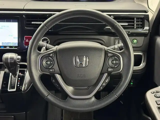 ホンダ ステップワゴン スパーダ クルスピセンシング 三重県 2020(令2)年 5.5万km プラチナホワイトパール ガソリン・ターボ/FF/MTモード付インパネCVT/純正 9インチナビ VXM-207VFNi/（CD/DVD/RADIO/TV/SD/MusicRack/USB/iPod/Bluetooth/HDMI/AppleCarPlay）/純正 11.6インチ 後席モニター VM-185EN/バックカメラ/両側パワースライドドア/ドライブレコーダー 前後/ビルトイン ETC2.0/Honda SENSING/・衝突軽減ブレーキ［CMBS］/・車線維持支援システム［LKAS］/・アダプティブクルーズコントロール［ACC］/・路外逸脱抑制機能/・先行車発進お知らせ機能/・標識認識機能/装備/・ハーフレザーシート/・シートヒーター（D/N）/・トリプルゾーン・フルオートエアコン（D/N/2nd）/・オートライト/・LED ヘッドライト＆フロントフォグランプ/・ステアリングスイッチ/・純正17inAW/・プッシュスタート/・保/取/・スマートキーx2