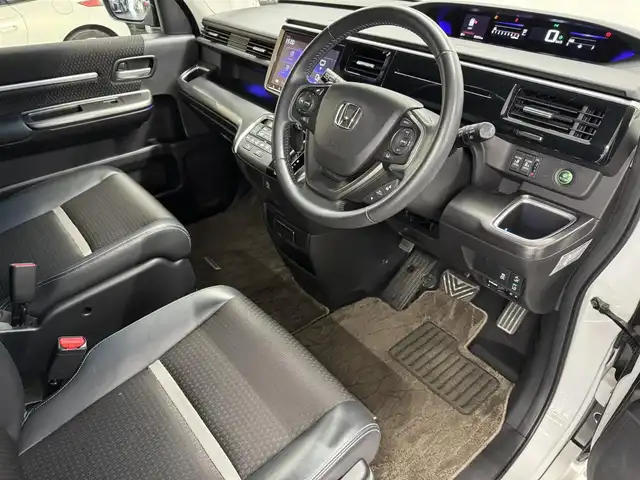 ホンダ ステップワゴン スパーダ クルスピセンシング 三重県 2020(令2)年 5.5万km プラチナホワイトパール ガソリン・ターボ/FF/MTモード付インパネCVT/純正 9インチナビ VXM-207VFNi/（CD/DVD/RADIO/TV/SD/MusicRack/USB/iPod/Bluetooth/HDMI/AppleCarPlay）/純正 11.6インチ 後席モニター VM-185EN/バックカメラ/両側パワースライドドア/ドライブレコーダー 前後/ビルトイン ETC2.0/Honda SENSING/・衝突軽減ブレーキ［CMBS］/・車線維持支援システム［LKAS］/・アダプティブクルーズコントロール［ACC］/・路外逸脱抑制機能/・先行車発進お知らせ機能/・標識認識機能/装備/・ハーフレザーシート/・シートヒーター（D/N）/・トリプルゾーン・フルオートエアコン（D/N/2nd）/・オートライト/・LED ヘッドライト＆フロントフォグランプ/・ステアリングスイッチ/・純正17inAW/・プッシュスタート/・保/取/・スマートキーx2