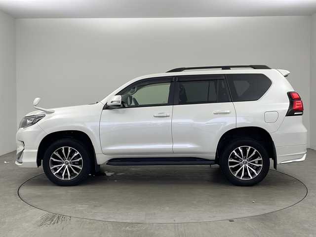 トヨタ ランドクルーザー プラド TX Lパッケージ 兵庫県 2020(令2)年 2.3万km ホワイトパールクリスタルシャイン ・モデリスタエアロ/・プリクラッシュセーフティ/・レーンディパーチャーアラート/・オートマチックハイビーム/・レーダークルーズコントロール（ブレーキ制御付）/・クリアランスソナー &バックソナー/・LEDヘッドランプ［ハイ・ロービーム］/・オートレベリング機能付/・LEDクリアランスランプ（デイライト機能付）/・ヘッドランプクリーナー/・ルーフレール/・純正9型ナビ＆TV＆BT＆DVD＆HDMI＆CD/・バックカメラ/・前後ドライブレコーダー/・ビルトインETC2.0/・スマートキー/・スペアキー/・プッシュスタート/・ステアリングリモコン/・黒革シート/・前席パワーシート/・前席シートヒーター/・前席シートクーラー/・フォグランプ/・オートライト/・純正フロアマット/・純正19インチアルミホイール/・横滑り防止装置