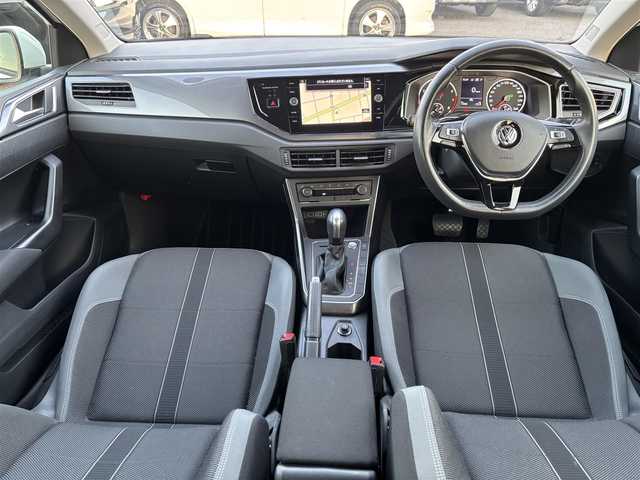 フォルクスワーゲン ポロ TSIハイライン 愛知県 2020(令2)年 1.3万km ピュアホワイト /禁煙//ワンオーナー//純正ナビ//CD/DVD/BT/MSV//バックカメラ//純正16AW//ドライブレコーダー//ETC//DVDプレイヤー//ACC/PCS//プロアクティブ・オキュパント・プロテクション//レインセンサー//横滑り防止装置//アイドリングストップ//LEDオートライト//LEDフォグランプ//LEDルームランプ//オートリトラウィンカーミラー//本革巻きステアリング//ステアリングスイッチ//MTモード付AT//純正フロアマット//スペアスマートキー//新車時保証書//取扱説明書//ディーラー記録簿//R3/R4/R5/R6