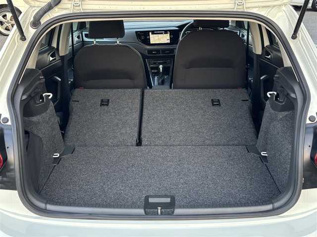 フォルクスワーゲン ポロ TSIハイライン 愛知県 2020(令2)年 1.3万km ピュアホワイト /禁煙//ワンオーナー//純正ナビ//CD/DVD/BT/MSV//バックカメラ//純正16AW//ドライブレコーダー//ETC//DVDプレイヤー//ACC/PCS//プロアクティブ・オキュパント・プロテクション//レインセンサー//横滑り防止装置//アイドリングストップ//LEDオートライト//LEDフォグランプ//LEDルームランプ//オートリトラウィンカーミラー//本革巻きステアリング//ステアリングスイッチ//MTモード付AT//純正フロアマット//スペアスマートキー//新車時保証書//取扱説明書//ディーラー記録簿//R3/R4/R5/R6