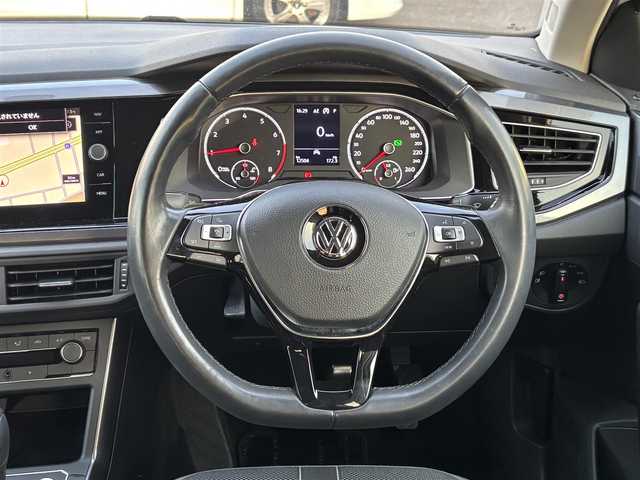 フォルクスワーゲン ポロ TSIハイライン 愛知県 2020(令2)年 1.3万km ピュアホワイト /禁煙//ワンオーナー//純正ナビ//CD/DVD/BT/MSV//バックカメラ//純正16AW//ドライブレコーダー//ETC//DVDプレイヤー//ACC/PCS//プロアクティブ・オキュパント・プロテクション//レインセンサー//横滑り防止装置//アイドリングストップ//LEDオートライト//LEDフォグランプ//LEDルームランプ//オートリトラウィンカーミラー//本革巻きステアリング//ステアリングスイッチ//MTモード付AT//純正フロアマット//スペアスマートキー//新車時保証書//取扱説明書//ディーラー記録簿//R3/R4/R5/R6