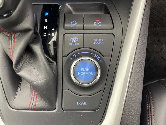 トヨタ ＲＡＶ４ ＰＨＶ ブラックトーン 道央・札幌 2021(令3)年 5万km 赤Ⅱ ・純正ディスプレイオーディオ&BT&USB&Miracast/・全方位カメラ/・バックカメラ/・サンルーフ/・パワーバックドア/・トヨタセーフティセンス/・レーダークルーズコントロール/・クリアランスソナー/・ブラインドスポットモニター/・ヘッドアップディスプレイ/・前席ベンチレーションシート/・前席パワーシート/・レザーシート/・ステアリングヒーター/・前後ドライブレコーダー/・AC100V/・ビルトインETC2.0/・LEDヘッドライト/・オートライト/・オートマチックハイビーム/・スマートキー