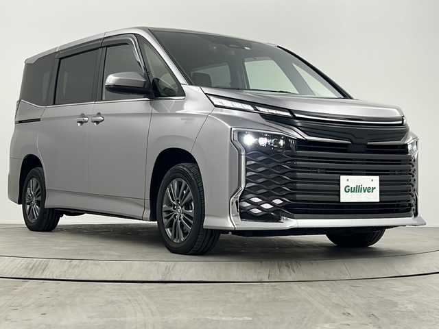 トヨタ ヴォクシー ハイブリッド S－Z 熊本県 2023(令5)年 0.5万km メタルストリームM 禁煙車/両側パワースライドドア/衝突被害軽減ブレーキ/レーンキープアシスト/追従式クルーズコントロール/純正ナビ/AM/FM/Bluetooth/USB/Miracast/バックカメラ/ハーフレザーシート/シートヒーターD/N/コーナーセンサー前後/LEDヘッドライト/ビルトインETC/オートライト/オートマチックハイビーム/カーテンエアバッグ/ステアリングリモコン/フォグランプ/ドライブレコーダー前後/スマートキー/スペアキー有/ABS/横滑り防止装置/保証書/取扱説明書