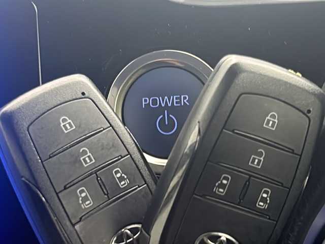 トヨタ ヴォクシー ハイブリッド S－Z 熊本県 2023(令5)年 0.5万km メタルストリームM 禁煙車/両側パワースライドドア/衝突被害軽減ブレーキ/レーンキープアシスト/追従式クルーズコントロール/純正ナビ/AM/FM/Bluetooth/USB/Miracast/バックカメラ/ハーフレザーシート/シートヒーターD/N/コーナーセンサー前後/LEDヘッドライト/ビルトインETC/オートライト/オートマチックハイビーム/カーテンエアバッグ/ステアリングリモコン/フォグランプ/ドライブレコーダー前後/スマートキー/スペアキー有/ABS/横滑り防止装置/保証書/取扱説明書