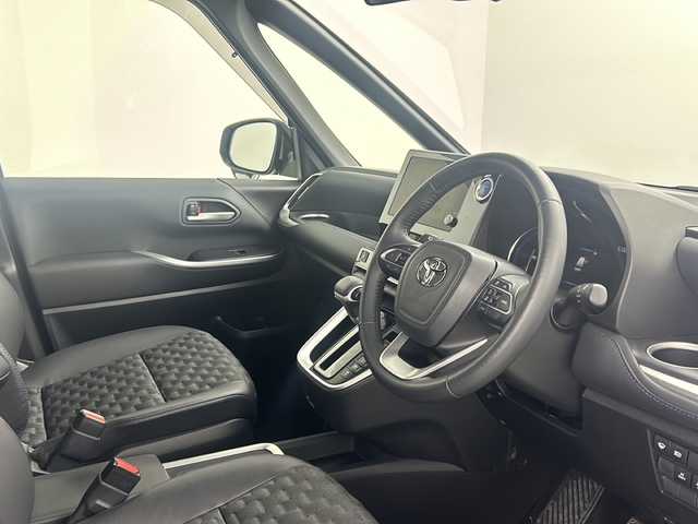 トヨタ ヴォクシー ハイブリッド S－Z 熊本県 2023(令5)年 0.5万km メタルストリームM 禁煙車/両側パワースライドドア/衝突被害軽減ブレーキ/レーンキープアシスト/追従式クルーズコントロール/純正ナビ/AM/FM/Bluetooth/USB/Miracast/バックカメラ/ハーフレザーシート/シートヒーターD/N/コーナーセンサー前後/LEDヘッドライト/ビルトインETC/オートライト/オートマチックハイビーム/カーテンエアバッグ/ステアリングリモコン/フォグランプ/ドライブレコーダー前後/スマートキー/スペアキー有/ABS/横滑り防止装置/保証書/取扱説明書