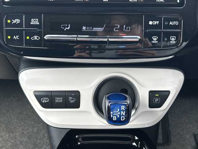 トヨタ プリウス ＰＨＶ S 兵庫県 2018(平30)年 5.3万km スピリテッドアクアメタリック 禁煙車　純正メモリナビ（ＡＭ・ＦＭ・ブルートゥース・ワンセグ・ＣＤ）　充電ケーブル有り　プラグインハイブリッド　ビルトインＥＴＣ　レーダークルーズコントロール　バックカメラ　衝突被害軽減ブレーキ　シートヒーター　ハンドルヒーター　先行車発進告知　ふらつき検知機能　横滑り防止機能　プッシュスタート　オートライト　オートハイビーム　カーテンエアバッグ　EVモード　タイマー充電機能　純正ドアバイザー