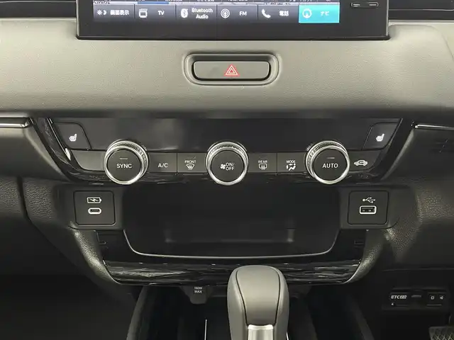 ホンダ ヴェゼル ハイブリッド e:HEV Z 大分県 2025(令7)年 0.1千km プラチナホワイトパール 純正ナビ/FM/AM/フルセグＴＶ/applecarplay/androidauto/ETC２．０/バックカメラ/シートヒーター（D/N）/ステアリングヒーター/パワーバックドア/置くだけ充電/電子パーキング/オートホールド/ホンダセンシング/・衝突軽減ブレーキ/・先行発進お知らせ機能/・コーナーセンサー/・BSM/・後方支援/オートハイビーム/パドルシフト