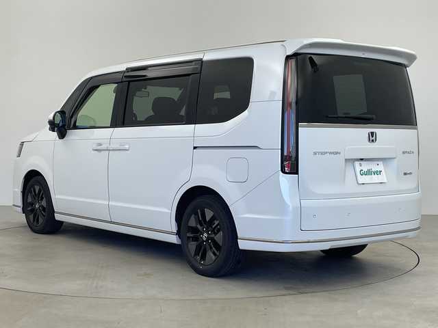 ホンダ ステップワゴン 鹿児島県 2024(令6)年 1.3万km プラチナホワイトパール 純正１１．４型ナビ/（フルセグ/Bluetooth/DVD/CD）/純正フリップダウンモニター　/両側パワースライドドア　/バックカメラ　/パワーバックドア　/ＨＤＭＩ入力端子　/前後ドライブレコーダー　/シートヒーター　/オットマン　/アダプティブクルーズコントロール/ハーフレザー/ブラインドスポットモニター/ETC/オートライト/プッシュスタートボタン/保証書/取扱説明書/スペアキー1本