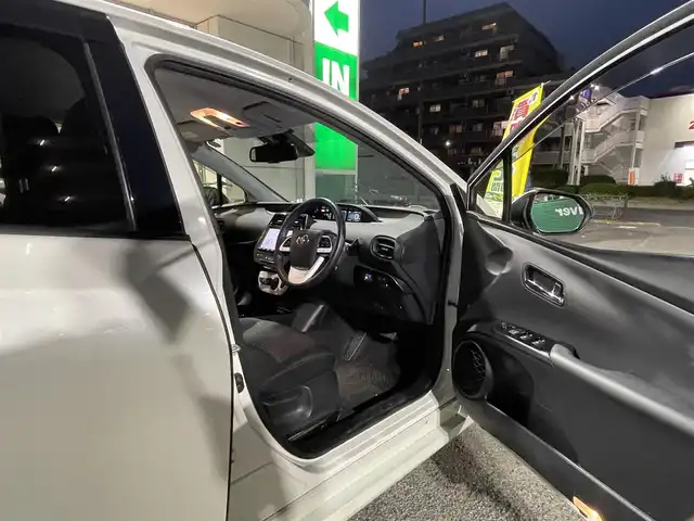 トヨタ プリウス Sセーフティプラス 東京都 2018(平30)年 1.5万km ホワイトパールクリスタルシャイン 純正SDナビ【NSZT-Y68T】/(/DVD/フルセグTV/SD/Bluetooth)/セーフティーセンスP/・プリクラッシュセーフティー/・レーンディパーチャーアラート/・オートハイビーム/・レーダークルーズコントロール/インテリジェントクリアランスソナー/シンプルインテリジェントパーキングアシスト/LEDヘッドランプ/LEDフロントフォグランプ/カラーグラフィックメーター/カラーマルチインフォメーションディスプレイ/オートエアコン/取扱説明書/保証書/スペアキー×1