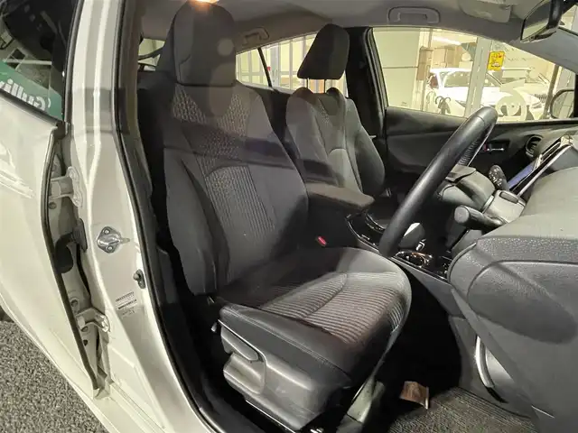 トヨタ プリウス Sセーフティプラス 東京都 2018(平30)年 1.5万km ホワイトパールクリスタルシャイン 純正SDナビ【NSZT-Y68T】/(/DVD/フルセグTV/SD/Bluetooth)/セーフティーセンスP/・プリクラッシュセーフティー/・レーンディパーチャーアラート/・オートハイビーム/・レーダークルーズコントロール/インテリジェントクリアランスソナー/シンプルインテリジェントパーキングアシスト/LEDヘッドランプ/LEDフロントフォグランプ/カラーグラフィックメーター/カラーマルチインフォメーションディスプレイ/オートエアコン/取扱説明書/保証書/スペアキー×1