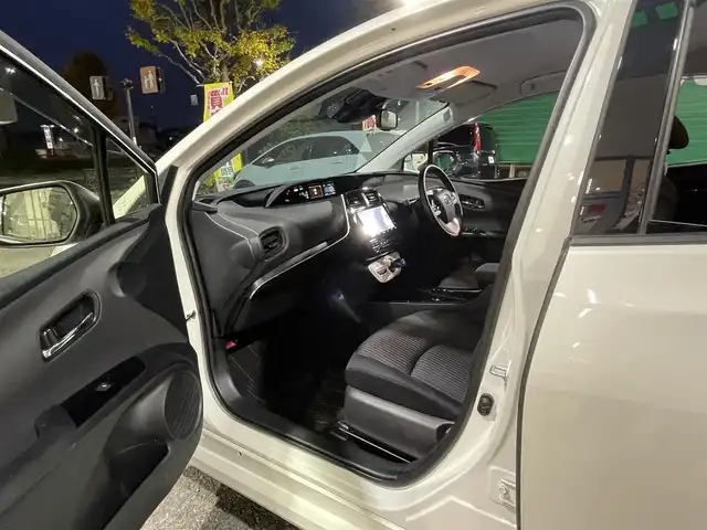 トヨタ プリウス Sセーフティプラス 東京都 2018(平30)年 1.5万km ホワイトパールクリスタルシャイン 純正SDナビ【NSZT-Y68T】/(/DVD/フルセグTV/SD/Bluetooth)/セーフティーセンスP/・プリクラッシュセーフティー/・レーンディパーチャーアラート/・オートハイビーム/・レーダークルーズコントロール/インテリジェントクリアランスソナー/シンプルインテリジェントパーキングアシスト/LEDヘッドランプ/LEDフロントフォグランプ/カラーグラフィックメーター/カラーマルチインフォメーションディスプレイ/オートエアコン/取扱説明書/保証書/スペアキー×1