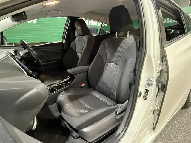 トヨタ プリウス Sセーフティプラス 東京都 2018(平30)年 1.5万km ホワイトパールクリスタルシャイン 純正SDナビ【NSZT-Y68T】/(/DVD/フルセグTV/SD/Bluetooth)/セーフティーセンスP/・プリクラッシュセーフティー/・レーンディパーチャーアラート/・オートハイビーム/・レーダークルーズコントロール/インテリジェントクリアランスソナー/シンプルインテリジェントパーキングアシスト/LEDヘッドランプ/LEDフロントフォグランプ/カラーグラフィックメーター/カラーマルチインフォメーションディスプレイ/オートエアコン/取扱説明書/保証書/スペアキー×1