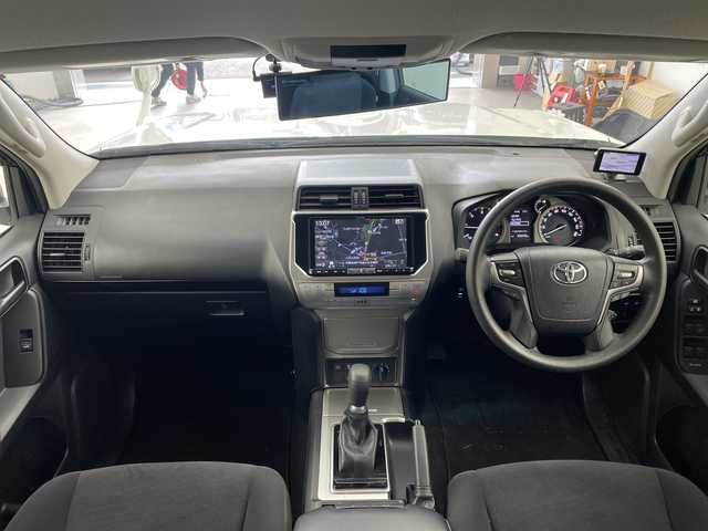 トヨタ ランドクルーザー プラド TX 兵庫県 2018(平30)年 6.4万km ホワイトパールクリスタルシャイン ・社外ナビ/CD/DVD/SD/TV/Bluetooth/・バックカメラ/・ビルトインETC/・ドライブレコーダー/・Toyota　Safety　Sense/・プリクラッシュセーフティ/・レーンディパーチャーアラート/・オートマチックハイビーム/・レーダークルーズコントロール/・VSC/・アクティブトラクションコントロール/・ダウンヒルアシストコントロール/・ヒルスタートアシストコントロール/・ハイドロブレーキブースター/・電動センターデフロック/・ＬＥＤヘッドライト/・フォグランプ/・オートライト/・RAYS製gram LIGHTSアルミホイール/・JAOS BATTLEZ リフトアップ/・スマートキー