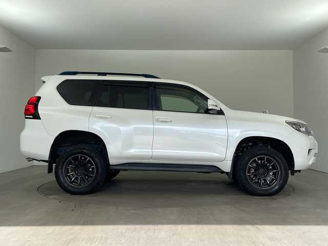 トヨタ ランドクルーザー プラド TX 兵庫県 2018(平30)年 6.4万km ホワイトパールクリスタルシャイン ・社外ナビ/CD/DVD/SD/TV/Bluetooth/・バックカメラ/・ビルトインETC/・ドライブレコーダー/・Toyota　Safety　Sense/・プリクラッシュセーフティ/・レーンディパーチャーアラート/・オートマチックハイビーム/・レーダークルーズコントロール/・VSC/・アクティブトラクションコントロール/・ダウンヒルアシストコントロール/・ヒルスタートアシストコントロール/・ハイドロブレーキブースター/・電動センターデフロック/・ＬＥＤヘッドライト/・フォグランプ/・オートライト/・RAYS製gram LIGHTSアルミホイール/・JAOS BATTLEZ リフトアップ/・スマートキー