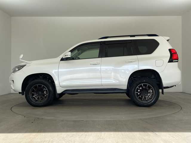 トヨタ ランドクルーザー プラド TX 兵庫県 2018(平30)年 6.4万km ホワイトパールクリスタルシャイン ・社外ナビ/CD/DVD/SD/TV/Bluetooth/・バックカメラ/・ビルトインETC/・ドライブレコーダー/・Toyota　Safety　Sense/・プリクラッシュセーフティ/・レーンディパーチャーアラート/・オートマチックハイビーム/・レーダークルーズコントロール/・VSC/・アクティブトラクションコントロール/・ダウンヒルアシストコントロール/・ヒルスタートアシストコントロール/・ハイドロブレーキブースター/・電動センターデフロック/・ＬＥＤヘッドライト/・フォグランプ/・オートライト/・RAYS製gram LIGHTSアルミホイール/・JAOS BATTLEZ リフトアップ/・スマートキー