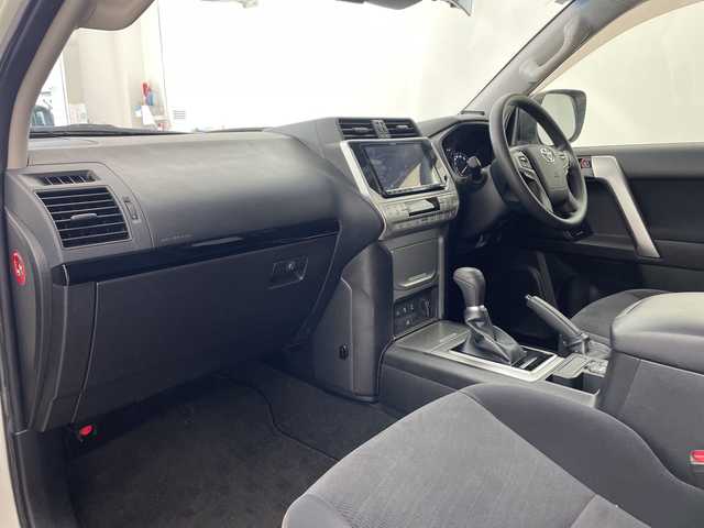 トヨタ ランドクルーザー プラド TX 兵庫県 2018(平30)年 6.4万km ホワイトパールクリスタルシャイン ・社外ナビ/CD/DVD/SD/TV/Bluetooth/・バックカメラ/・ビルトインETC/・ドライブレコーダー/・Toyota　Safety　Sense/・プリクラッシュセーフティ/・レーンディパーチャーアラート/・オートマチックハイビーム/・レーダークルーズコントロール/・VSC/・アクティブトラクションコントロール/・ダウンヒルアシストコントロール/・ヒルスタートアシストコントロール/・ハイドロブレーキブースター/・電動センターデフロック/・ＬＥＤヘッドライト/・フォグランプ/・オートライト/・RAYS製gram LIGHTSアルミホイール/・JAOS BATTLEZ リフトアップ/・スマートキー