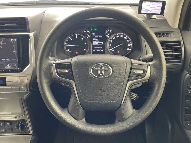 トヨタ ランドクルーザー プラド TX 兵庫県 2018(平30)年 6.4万km ホワイトパールクリスタルシャイン ・社外ナビ/CD/DVD/SD/TV/Bluetooth/・バックカメラ/・ビルトインETC/・ドライブレコーダー/・Toyota　Safety　Sense/・プリクラッシュセーフティ/・レーンディパーチャーアラート/・オートマチックハイビーム/・レーダークルーズコントロール/・VSC/・アクティブトラクションコントロール/・ダウンヒルアシストコントロール/・ヒルスタートアシストコントロール/・ハイドロブレーキブースター/・電動センターデフロック/・ＬＥＤヘッドライト/・フォグランプ/・オートライト/・RAYS製gram LIGHTSアルミホイール/・JAOS BATTLEZ リフトアップ/・スマートキー