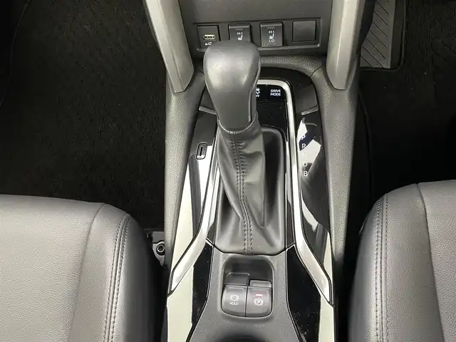 トヨタ カローラ クロス ハイブリッド Z 熊本県 2022(令4)年 1.4万km アティチュードブラックマイカ 禁煙車/9インチディスプレイオーディオ（ApplCarPlay・AndroidAuto・BT・フルセグ・USB）/バックカメラ/社外前後ドライブレコーダー/トヨタセーフティセンス/・プリクラッシュセーフティ/・レーンキープアシスト/・オートハイビーム/・アダプティブクルーズコントロール/・ブラインドスポットモニター/パワーバックドア/前後クリアランスソナー/電動パーキングブレーキ/オートブレーキホールド/ステアリングスイッチ/ハーフレザーシート/前席シートヒーター/オートライト/LEDヘッドライト/フォグライト/スマートキー/プッシュスタート/保証書