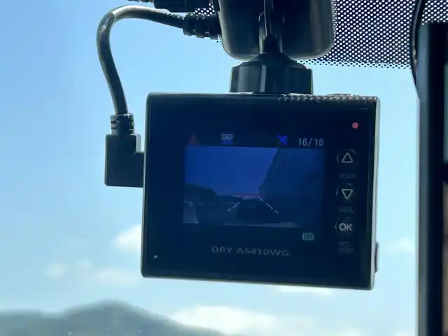 スバル フォレスター 2．0i－L 奈良県 2016(平28)年 10.1万km クリスタルホワイトP 社外ナビ(AVIC-RZ99)/(AM/FM/CD/DVD/BT/フルセグTV)/クルーズコントロール/パワーシート/シートヒーター/革巻きステアリング/ステアリングスイッチ/パドルシフト/横滑り防止装置/アイドリングストップ/純正フロアマット/ドアバイザー