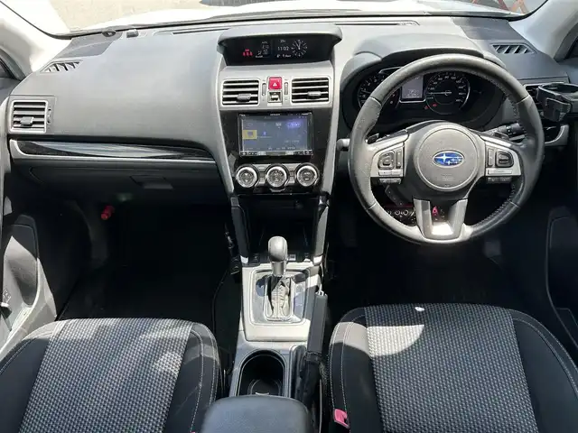 スバル フォレスター 2．0i－L 奈良県 2016(平28)年 10.1万km クリスタルホワイトP 社外ナビ(AVIC-RZ99)/(AM/FM/CD/DVD/BT/フルセグTV)/クルーズコントロール/パワーシート/シートヒーター/革巻きステアリング/ステアリングスイッチ/パドルシフト/横滑り防止装置/アイドリングストップ/純正フロアマット/ドアバイザー
